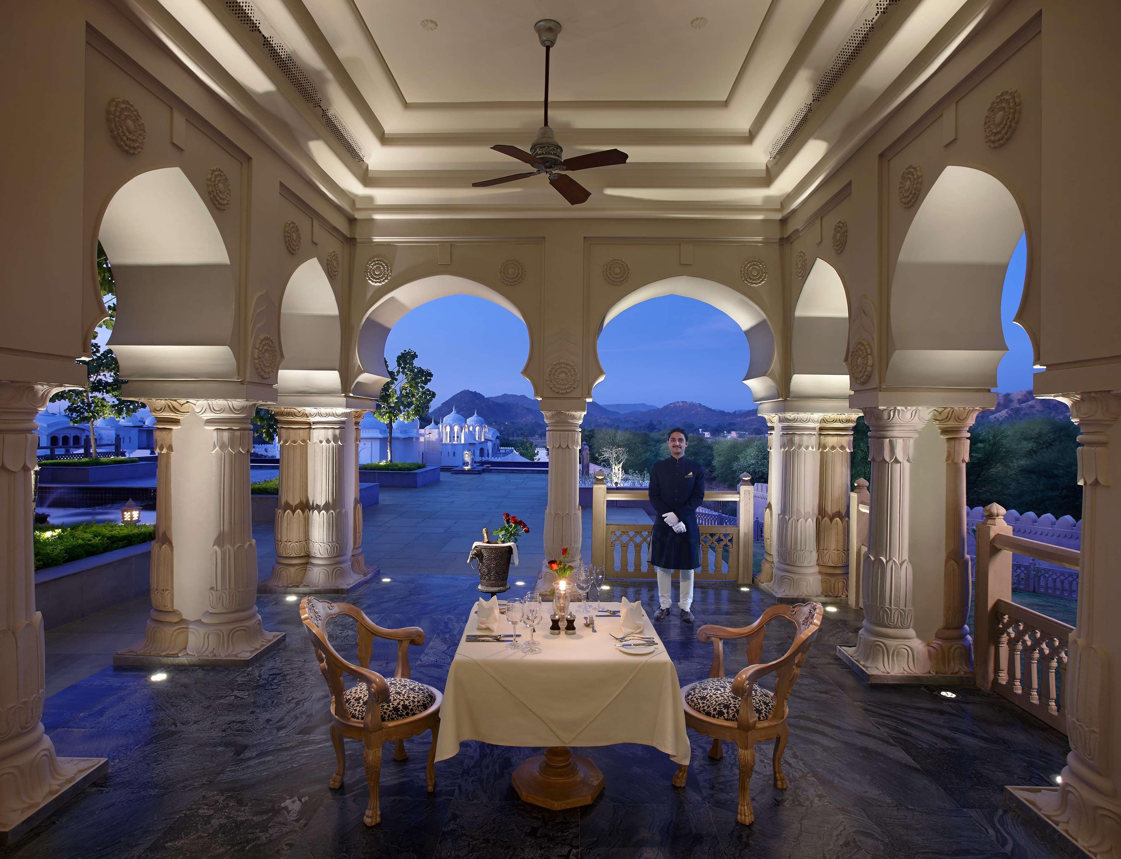 Hotel Fairmont Divisione di Jaipur Esterno foto The Oberoi Udaivilas Palace